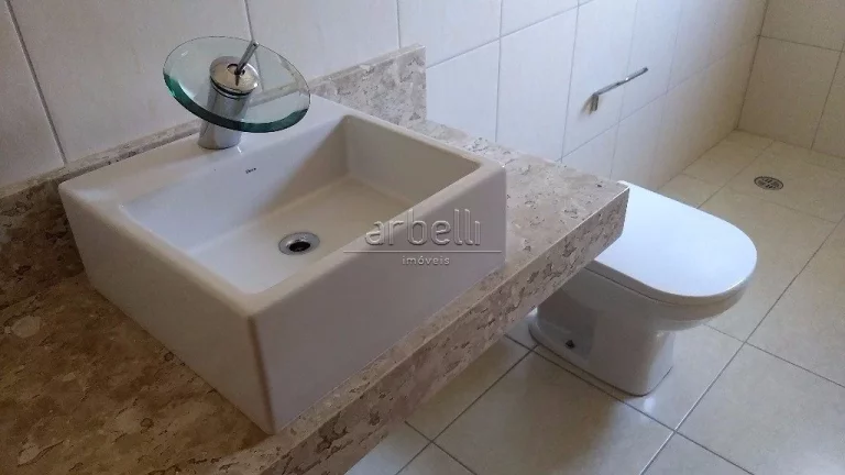 Imagem Sobrado com 200 metros quadrados aproximadamente, com três dormitórios, dois banheiros com aqueced...