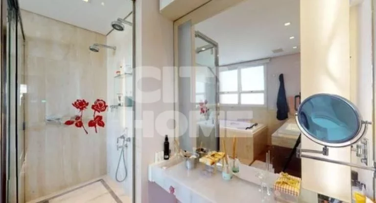 Imagem Excelente apartamento, com vista maravilhosa. Amplo living com lindo piso em madeira e varanda envid...