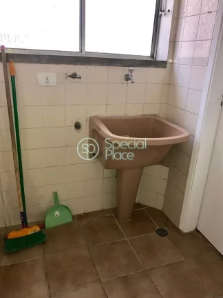 Imagem 56 metros 2 quartos Um deles possui armário embutido 2 banheiros Sacada Área de serviço Carpete d...