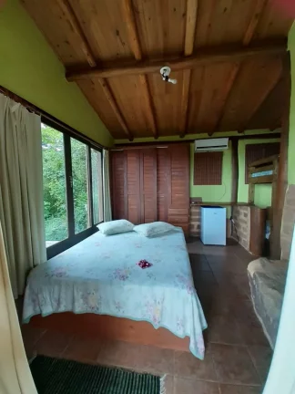 Imagem Imperdível casa à venda em Garopaba-SC, Praia da Gamboa! 3 quartos, 3 suítes, 5 banheiros, 8 vagas de garagem - 38.588,00 m² de área.