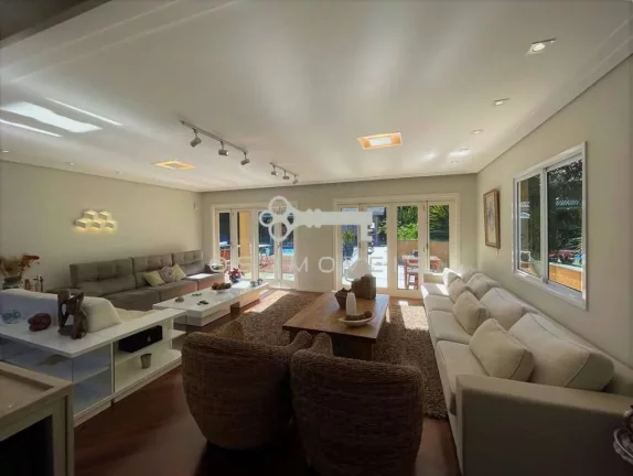 Imagem Casa no Miolo da Granja Viana. 05 suítes + piscina, gourmet, quadra tênis!