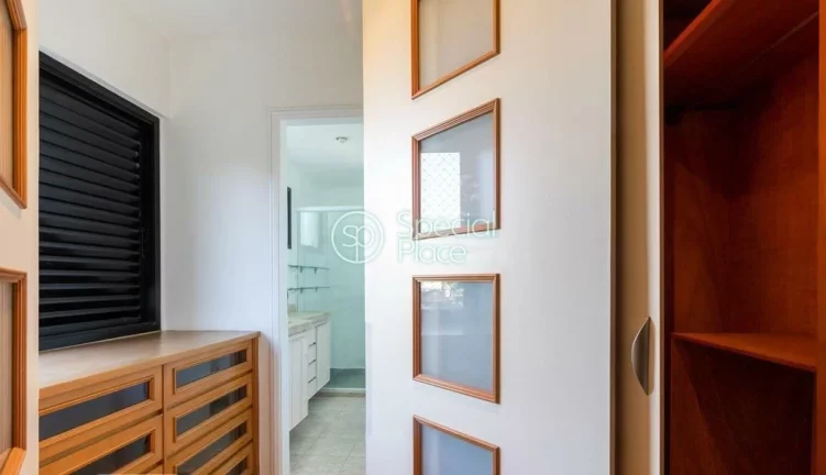 Imagem Amplo apartamento à venda com 3 quartos, sendo 3 suítes, e 4 banheiros no total. Este apartamento ...