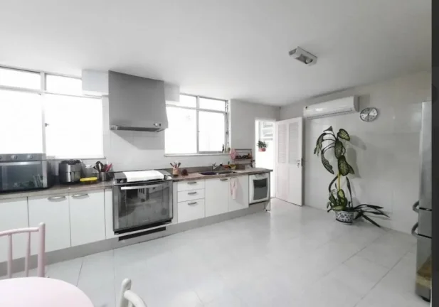Imagem Apartamento todo reformado classe AA vista lateral mar e varanda