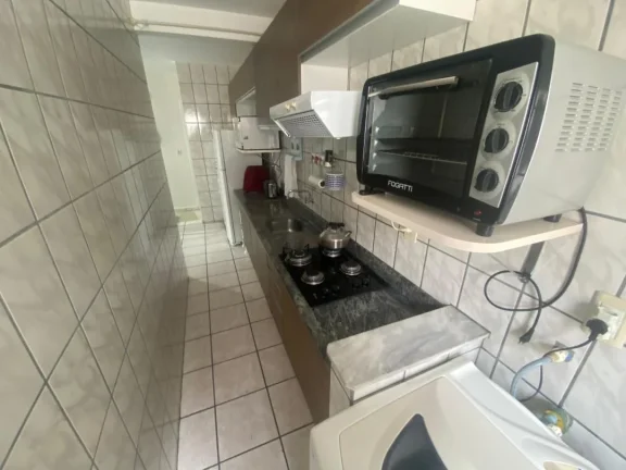 Imagem Apartamento mobiliado com churrasqueira a carvão e varanda na quadra mar na praia de Gravatá em Navegantes a venda pela Imobiliária Adriano Carpes