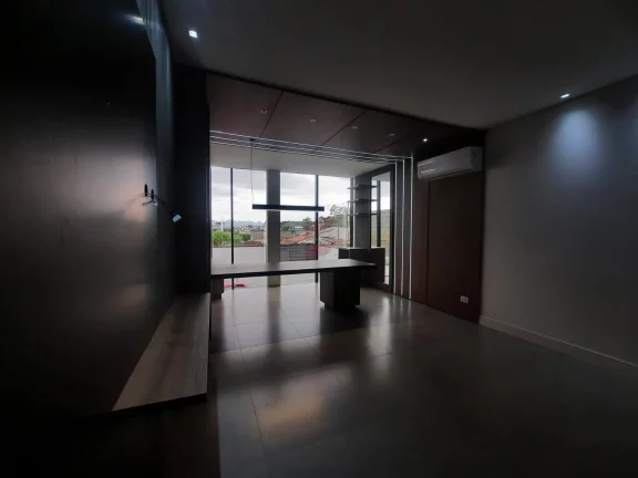 Imagem Excelente Barracão medindo 786m² sendo 490m² térreo e 288,65m² no 2° pavimento.Térreo contém 6 salas, 1 cozinha, 1 refeitório, 3 bwc.2° pavimento contém 6 salas, 1 cozinha, 3 bwc.Barracão todo mobiliado com 7 metros de pé direito. 