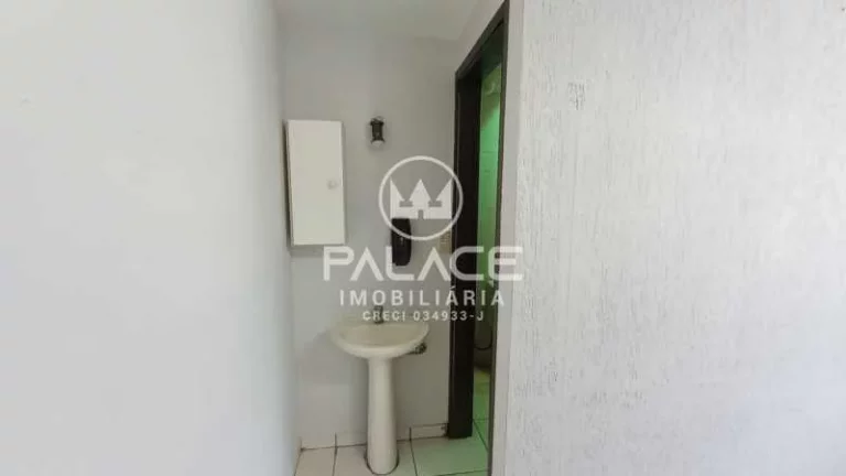 Imagem Excelente ponto comercial disponível para venda, com vão livre de 105m² e área construída total...