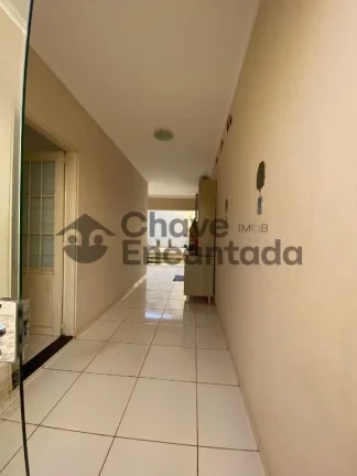 Imagem Casa com entrada paisagistica e area de lazer completa.