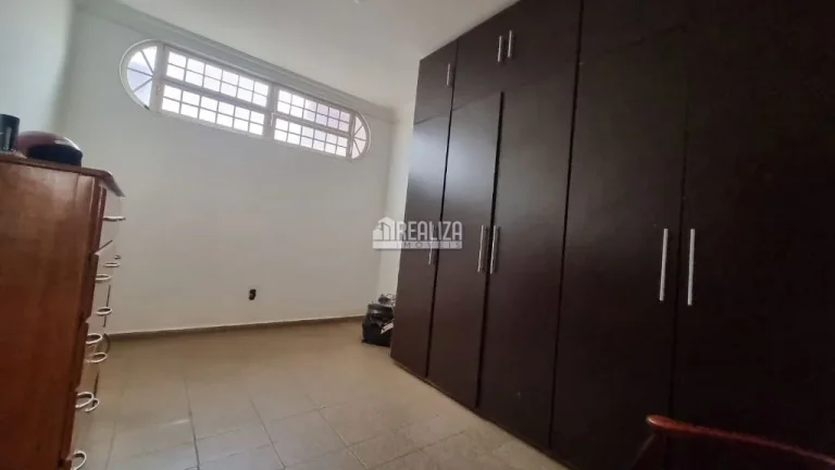 Imagem Casa com 6 Dormitórios no Bairro Fabrício - em Uberaba