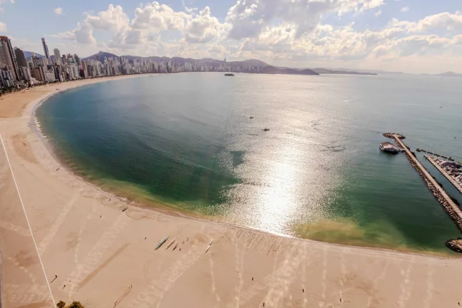 Imagem Apartamento frente mar com 4 suítes e 4 vagas de garagem em Balneário Camboriú