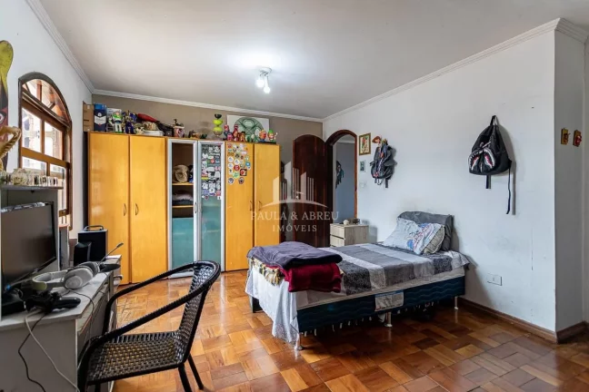 Imagem Excelente Assobradado de Esquina, 292m², 4 Quartos, 2 Suítes, 1 Vaga, Churrasqueira, Financia, está dividida em 2 casas, no Centro de Ribeirão Pires-SP