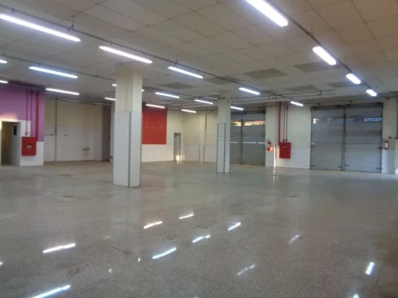 Imagem Barracão com 330m² de construção e 330m² de vagas localizado na Vila Rezende com banheiros e co...