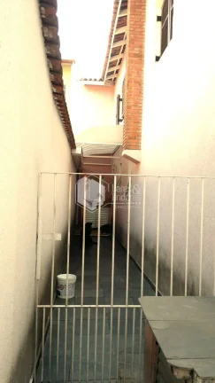 Imagem CASA À VENDA, COM 296M² COM 6 AMPLOS DORMS, COM 2 SUÍTES, 4 SALAS, COZINHA COM PLANEJADOS, CHURRASQUEIRA E 8 VAGAS - TREMEMBÉ - SP