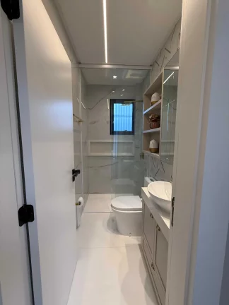 Imagem Casa mobiliada no Condomínio Caledônia com 2 suítes, 2 demi-suites e 4 vagas em Camboriú/SC