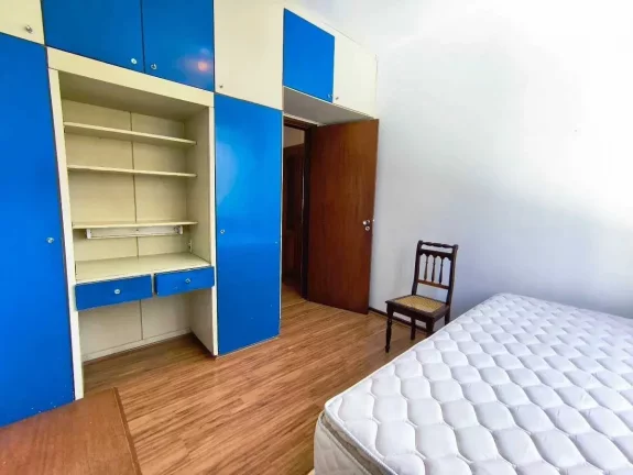 Imagem Apartamento semi mobiliado com 4 dormitórios sendo 1 demi suíte e 1 vaga no Centro de Florianópolis