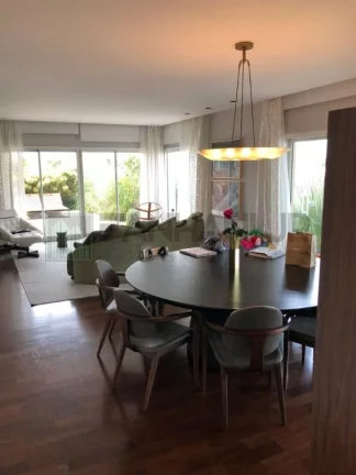 Imagem Luxuosa cobertura duplex de alto padrão na cobiçada Vila Nova Conceição, com incríveis 411m² e 5 vagas de garagem. Com um design clean e moderno, as