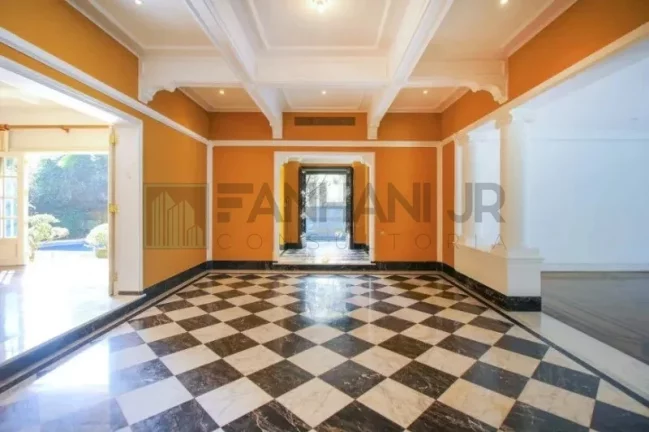 Imagem Luxuosa casa de alto padrão de 4 suítes no Jardim América: 6 salas, 8 banheiros, 12 vagas de garagem e 1.029m² de área em SP.