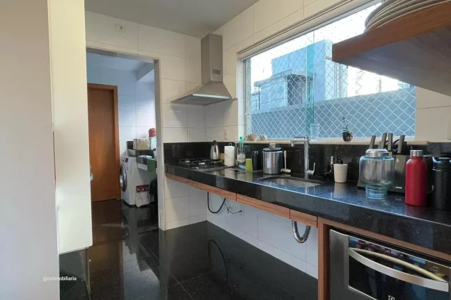 Imagem Localizado no vibrante bairro da Savassi, este apartamento oferece uma experiência de vida urbana s...