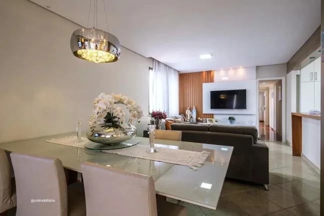 Imagem Este apartamento espaçoso oferece 135 metros quadrados de área, com 4 quartos bem distribuídos e ...