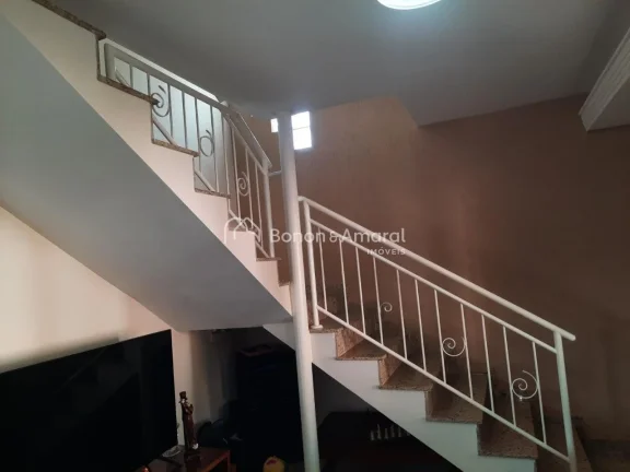 Imagem Belo sobrado em localização privilegiada dentro do condomínio, com construção sólida, funciona...