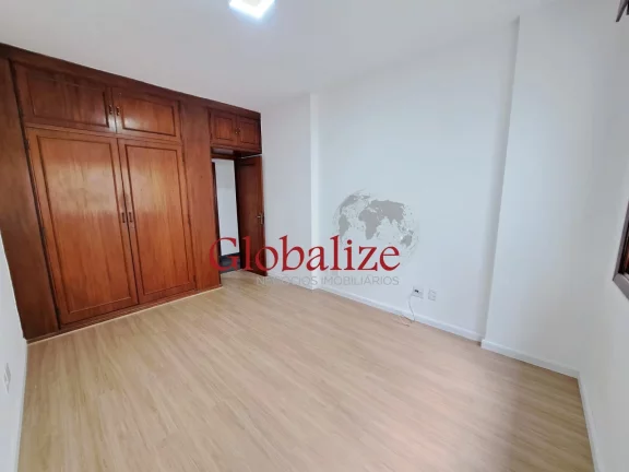 Imagem Apartamento à venda com 109m², 3 quartos, 2 banheiros, elevador, 1 quadra da praia por R$590.000,00 no Boqueirão em Santos
