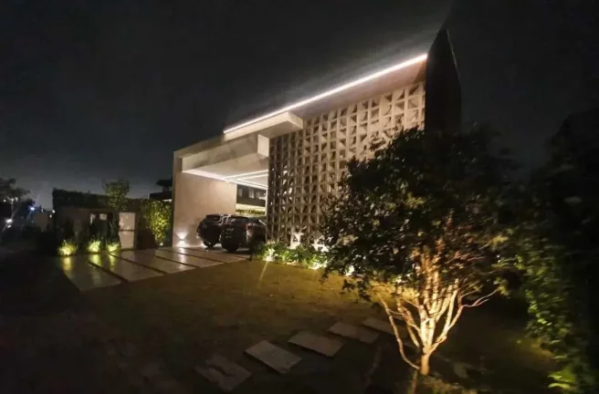 Imagem Casa de alto padrão com 4 suítes e 8 vagas de garagem no Centro de Camboriú