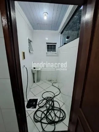 Imagem Casa de Esquina no Conjunto Alexandre Urbanas, Zona Leste de Londrina: 3 quartos, suíte, garagem para 2 carros e excelente localização próxima a comércios!
