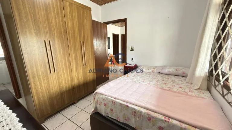 Imagem Casa com 3 dormitórios, Averbada, garagem para 2 carros e quintal gramado a 700m do mar, na Praia de Gravatá em Navegantes - Adriano Carpes imóveis vende