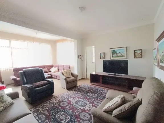 Imagem Casa ampla com 3 quartos, suíte com banheira e terraço no Centro – 2 vagas de garagem