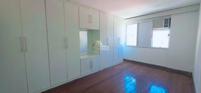 Imagem Um por andar, hall privativo e varanda com fechamento de vidro. Andar alto, vista livre para mar e