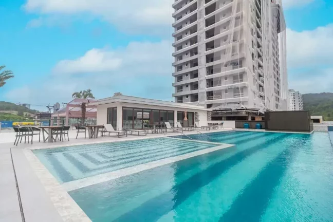 Imagem Apartamento com 3 dormitórios sendo 1 suíte e 2 vagas de garagem na praia Brava em Itajaí/SC