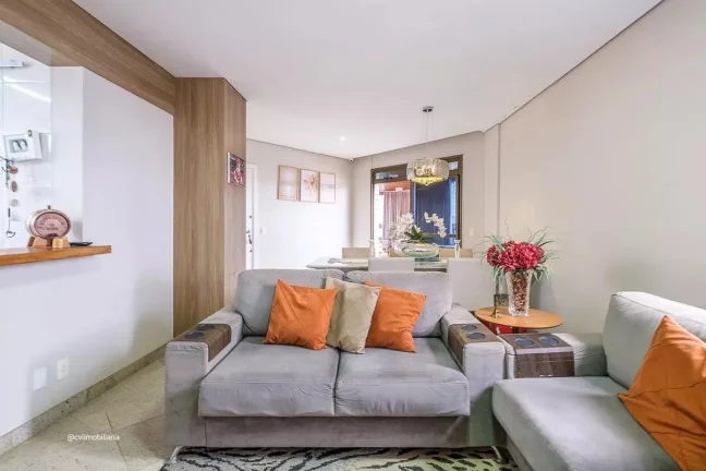 Imagem Este apartamento espaçoso oferece 135 metros quadrados de área, com 4 quartos bem distribuídos e ...