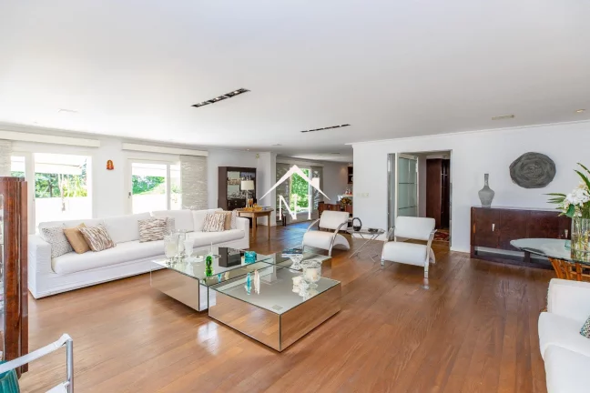 Imagem Casa alto padrão em condomínio fechado de 900m com 4 suítes (1 master), elevador, 6 vagas, piscina, churrasqueira, academia, cozinha gourmet