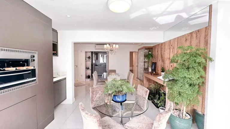 Imagem Apartamento com 4 dormitórios sendo 2 suítes e 2 vagas de garagem no centro de Balneário Camboriú