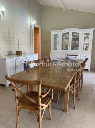 Imagem Esta encantadora residência de estilo provençal francês está situada no Condomínio Moinho dos V...