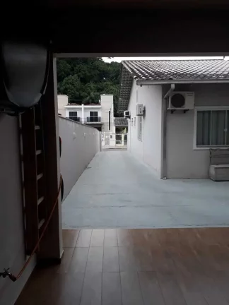Imagem Casa com 4 dormitórios sendo 1 suíte e 3 vagas - Boa Vista | Joinville/SC