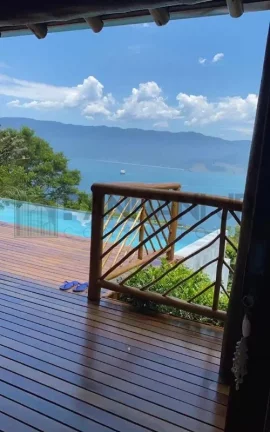 Imagem Venha viver o paraíso na Praia do Curral, em Ilhabela, em uma linda casa em condomínio de alto padrão, localizada ao lado do renomado hotel DPNY. Com