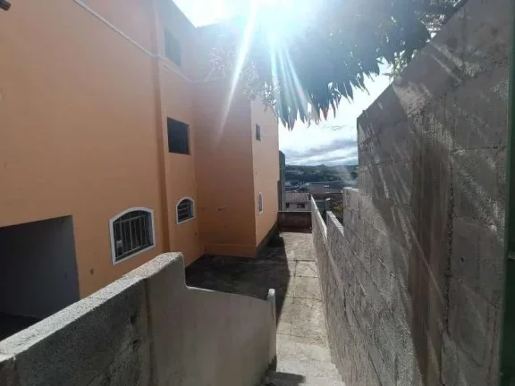 Imagem Casa Familiar com 3 Quartos, Suíte e Área de Convívio Ampliada.