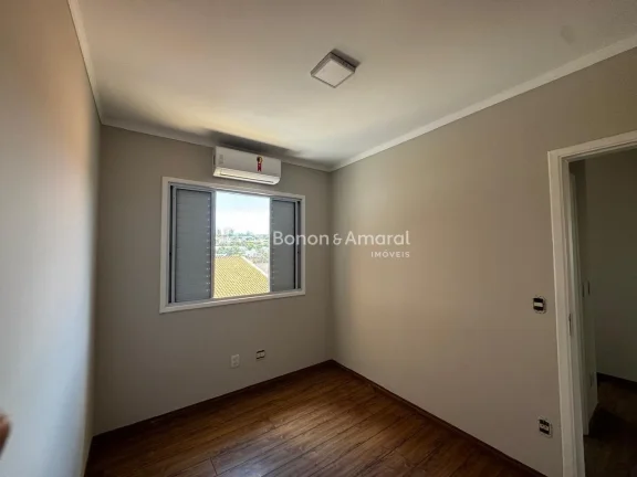Imagem Encante-se com esta charmosa casa à venda em um dos condomínios mais desejados do bairro! Com ambi...