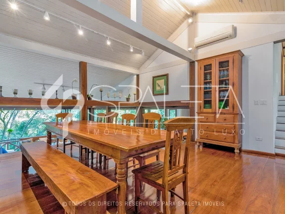 Imagem Aprecie o luxo e a tranquilidade no condomínio Iporanga, Guarujá: Casa exclusiva com ambientes espaçosos e vista deslumbrante