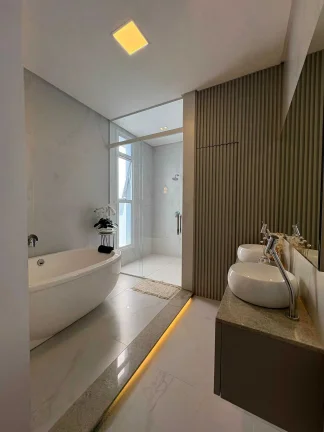 Imagem Casa mobiliada no Condomínio Caledônia com 3 suítes e 6 vagas de garagem em Camboriú/Sc