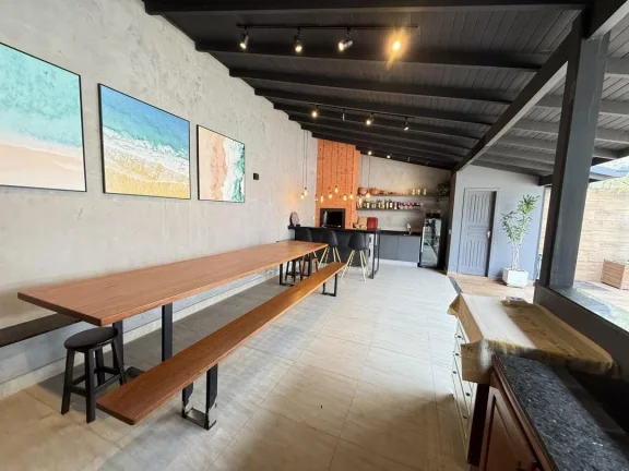 Imagem Sobrado a 120m do mar, com piscina, na Praia de São Miguel, em Penha. Conforto e estilo para sua família. Venda pela Adriano Carpes Imóveis.