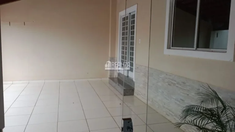 Imagem Casa à venda em Uberaba - 3 dormitórios, suíte, garagem e varanda!