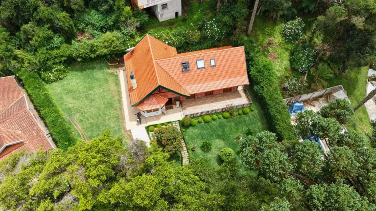 Imagem Casa de serra com lareira e jardim na Vila Inglesa | 4 dormitórios | terreno de 927 m²