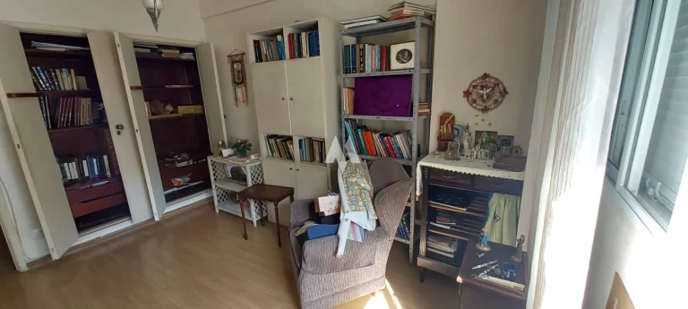 Imagem Apartamento com 228m², quadra da praia do Gonzaga, 3 dormitórios, dependência completa, 1 vaga!