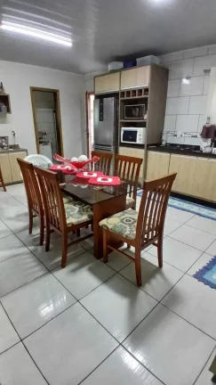 Imagem Casa com 3 dormitórios sendo 1 suíte e 2 vagas de garagem na Adhemar Garcia em Joinville/SC