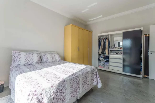 Imagem Casa com 3 suítes e 2 vagas de garagem no Centro de Balneário Camboriú.