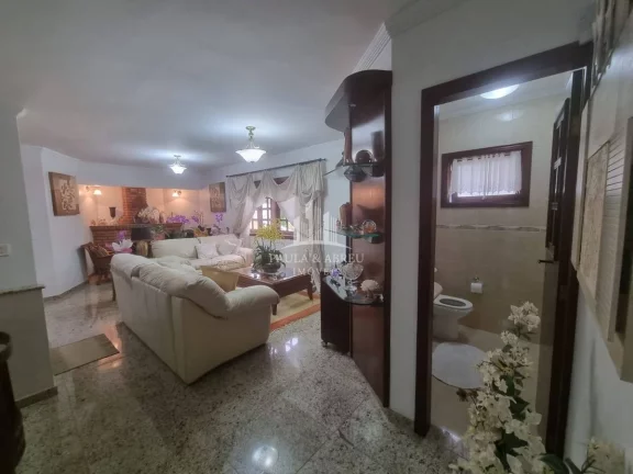 Imagem Casa de Alto Padrão 4 quartos sendo 1 suíte, 3 Banheiros, Salas espaçosas, 4 Vagas, Área Lazer com Churrasqueira, Campo Pq no Jardim Petrópolis, Ribeirão Pires-SP