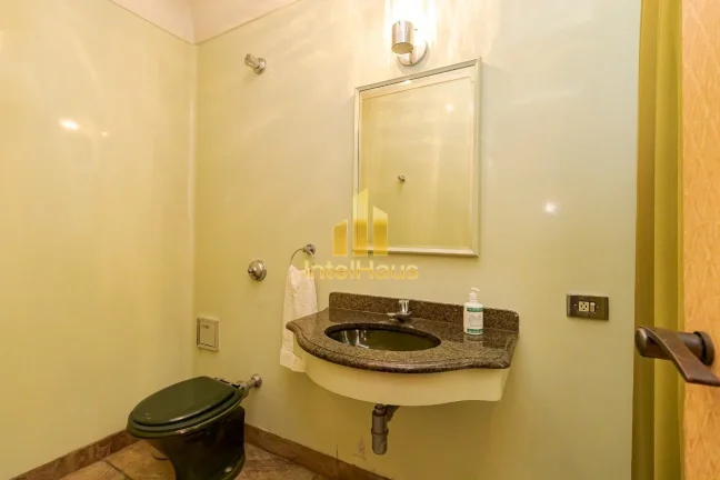 Imagem Esta residência se destaca pela planta generosa e ambientes amplos, oferecendo conforto, funcionali...