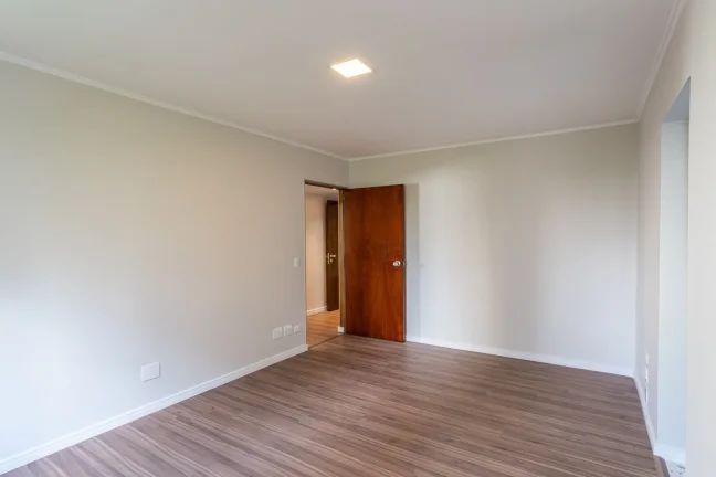 Imagem Apartamento 137M² Reformado, 3Q, 1 Suíte, 2 Banheiros, 1 Vaga, Sol da Manhã, Banheira, Academia, Salão de Festas, Área Verde, Armários.