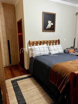 Imagem Casa térrea com 3 quartos (todos suítes, sendo a máster com closet), em terreno de 750 m² e 374 ...